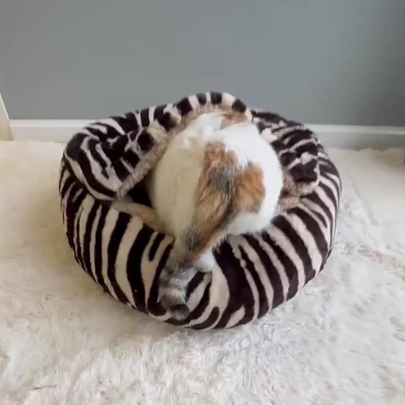 Cozy Round Fleece Plush Pet Bed for Cats and Dogs - Colorful Design